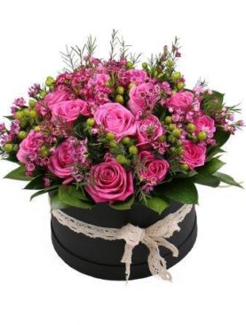 Pink Roses With Hypericum Hat Box
